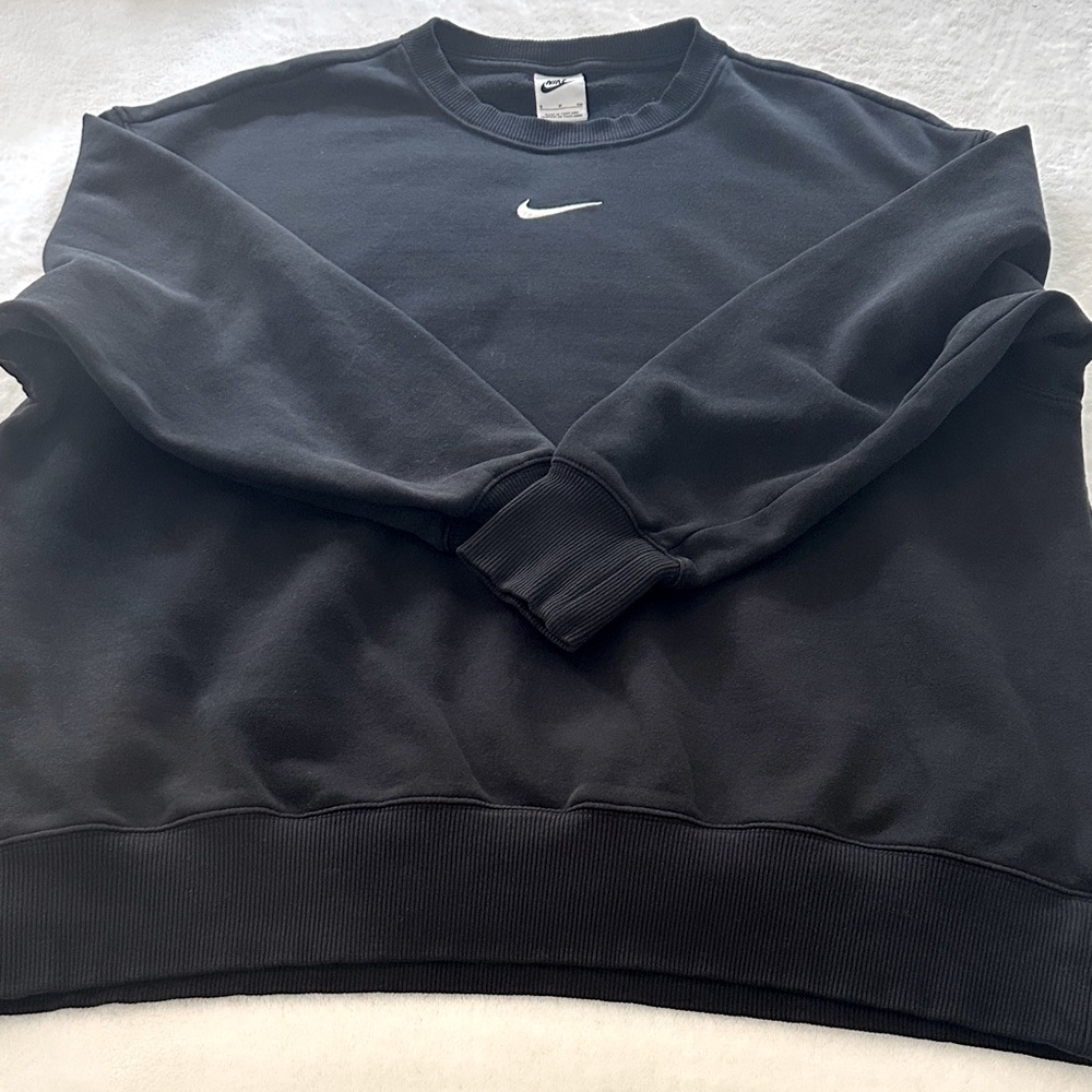 Black unisex velvet like Nike sweatshirt
25.16.08EB